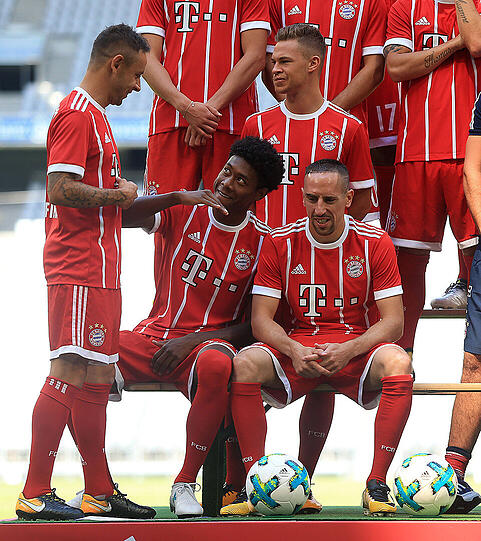 Dauert alles dann doch länger als gedacht - da muss man sich schon ein bisschen die Zeit vertreiben: die Herren Rafinha, David Alaba, Joshua Kimmich und Franck Ribéry (von links).