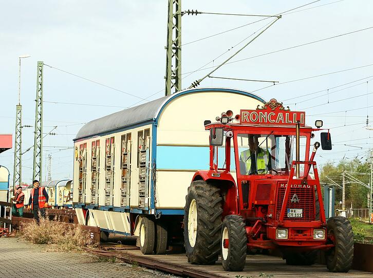 Die 80 Wagen rollten über die Schiene nach München ein. Mit Traktoren werden sie dann an den Leonrodplatz gebracht.