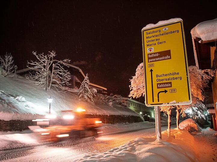 Im Kampf gegen die Schneemassen in Bayern hoffen die Rettungskräfte auf besseres Wetter.