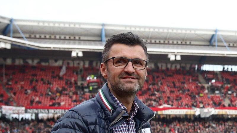Der Nürnberger Trainer Michael Köllner geht vor Spielbeginn über den Platz. Foto: Daniel Karmann/Archiv Der Nürnberger Trainer Michael Köllner geht vor Spielbeginn über den Platz. Foto: Daniel Karmann/Archiv
