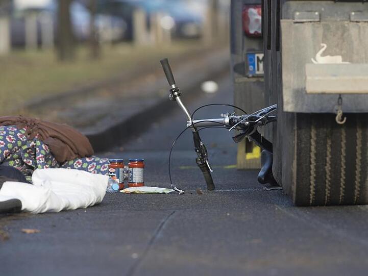 Das Rad einer Frau liegt in Berlin zwischen den Reifen eines Lkw. Die Radfahrerin starb noch an der Unfallstelle.