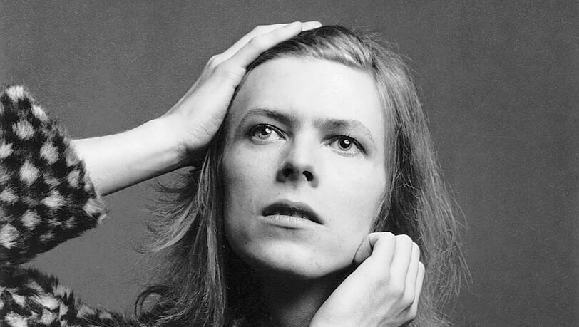 Greta Garbo? Nein, David Bowie, wie er auf dem Cover von "Hunky Dory" in ihrem Stil posiert.
