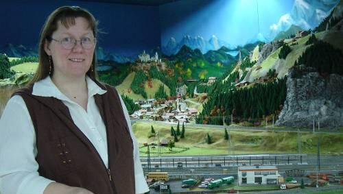 Die Berge leuchten, Elisabeth Linerts Gesicht auch: Mit ihrem Mann hat sie Miniland eröffnet, eine riesige Modelleisenbahn-Anlage. Die Berge leuchten, Elisabeth Linerts Gesicht auch: Mit ihrem Mann hat sie Miniland eröffnet, eine riesige Modelleisenbahn-Anlage.