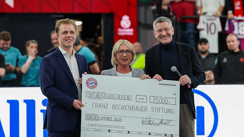 Bayern-Präsident Herbert Hainer überreicht Beckenbauers Witwe Heidi und Sohn Joel einen Scheck für die Stiftung des "Kaisers". Bayern-Präsident Herbert Hainer überreicht Beckenbauers Witwe Heidi und Sohn Joel einen Scheck für die Stiftung des "Kaisers".