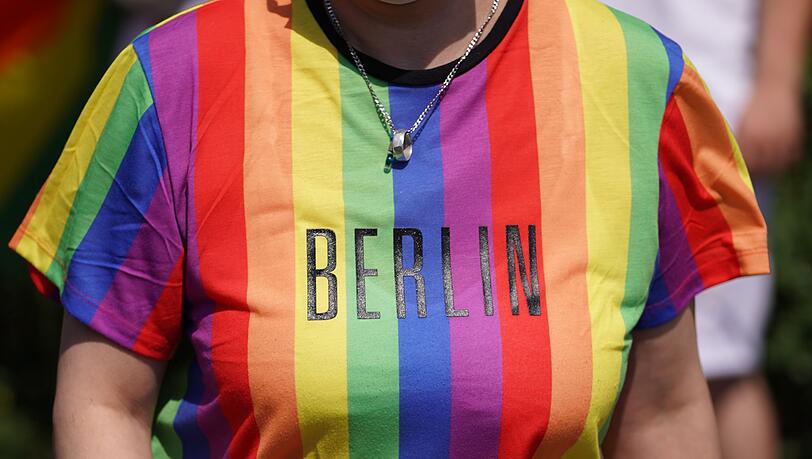 Darf das Regenbogennetzwerk des Bundestags am Christopher Street Day in Berlin teilnehmen? Darüber wird in scharfen Worten gestritten. (Archivbild)