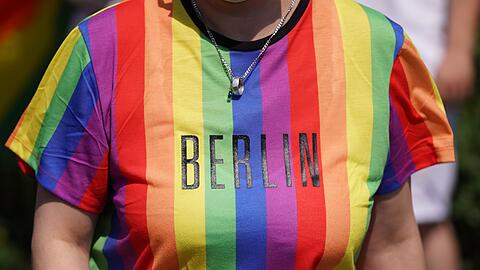 Darf das Regenbogennetzwerk des Bundestags am Christopher Street Day in Berlin teilnehmen? Darüber wird in scharfen Worten gestritten. (Archivbild)