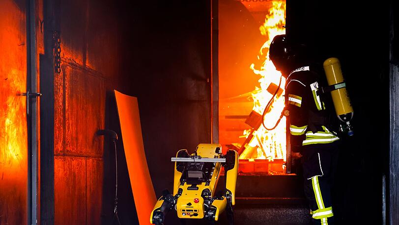 Informatiker wollen Roboter "Byte" den Umgang mit Flammen beibringen.