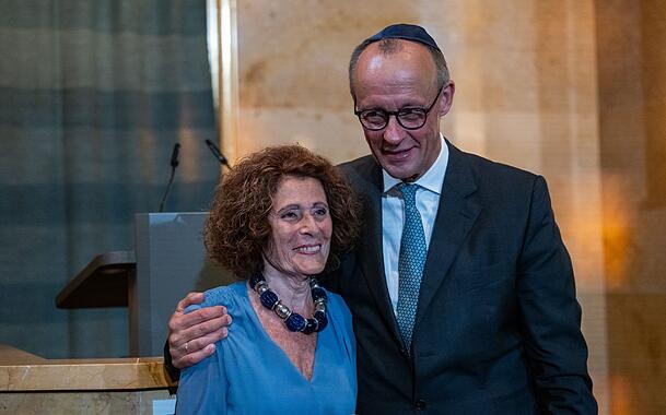 Vorangetrieben wurde das Vorhaben maßgeblich von Rachel Salamander, die auch Bundeskanzler Friedrich Merz (CDU) zur Wiedereröffnung geladen hatte. Vorangetrieben wurde das Vorhaben maßgeblich von Rachel Salamander, die auch Bundeskanzler Friedrich Merz (CDU) zur Wiedereröffnung geladen hatte.