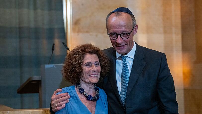 Vorangetrieben wurde das Vorhaben maßgeblich von Rachel Salamander, die auch Bundeskanzler Friedrich Merz (CDU) zur Wiedereröffnung geladen hatte. Vorangetrieben wurde das Vorhaben maßgeblich von Rachel Salamander, die auch Bundeskanzler Friedrich Merz (CDU) zur Wiedereröffnung geladen hatte.