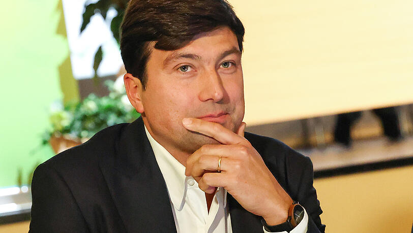 Martin Geilhufe (41) ist gebürtiger Dresdner, verheiratet und hat einen Sohn. Er absolvierte ein Freiwilliges Ökologisches Jahr auf der Hallig Hooge und studierte anschließend Geografie, Germanistik sowie Philosophie an der LMU.