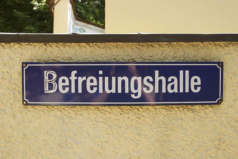 Das Schild weist zu Münchens vielleicht bekanntetem Klo: Der Befreiungshalle im Augustiner Biergarten...