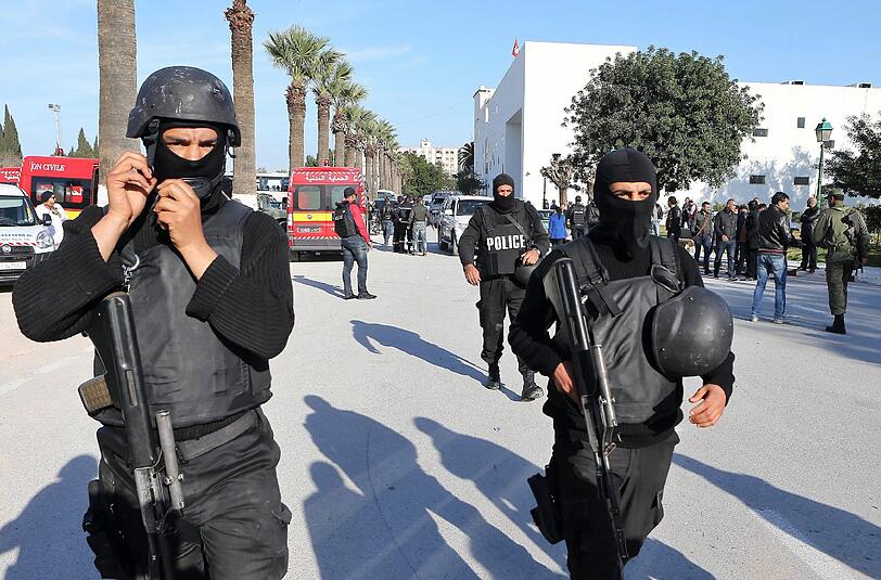 Nach den Anschlägen auf das Bardo-Museum in Tunis im vergangenen Jahr mit 20 Toten, haben nun Unbekannte einen Militärstützpunkt nahe der Stadt Ben Gardane gestürmt. Dabei kamen mindestens 18 Menschen ums Leben.