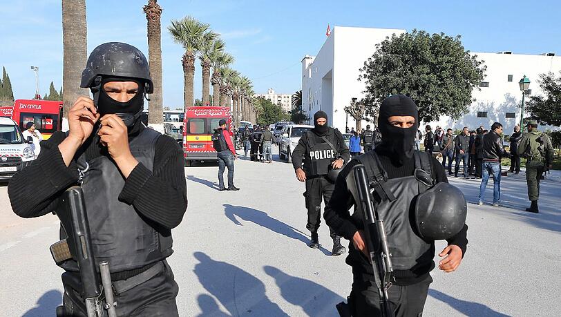 Nach den Anschlägen auf das Bardo-Museum in Tunis im vergangenen Jahr mit 20 Toten, haben nun Unbekannte einen Militärstützpunkt nahe der Stadt Ben Gardane gestürmt. Dabei kamen mindestens 18 Menschen ums Leben. Nach den Anschlägen auf das Bardo-Museum in Tunis im vergangenen Jahr mit 20 Toten, haben nun Unbekannte einen Militärstützpunkt nahe der Stadt Ben Gardane gestürmt. Dabei kamen mindestens 18 Menschen ums Leben.