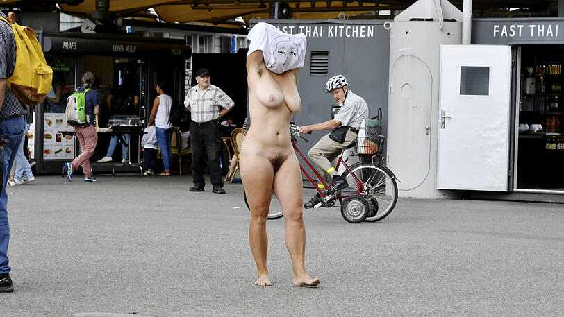 Insgesamt 18 Künstlerinnen und Künstler performen in Zürich. Die Aufführungen dauern zwischen 20 und 30 Minuten. Bilder vom Freitag.