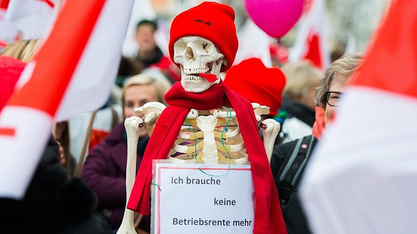 Viele Betriebsrentner zeigen ihren Unmut öffentlich &ndash; und haben dafür kuriose Demo-Begleitung im Gepäck.