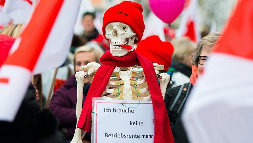 Viele Betriebsrentner zeigen ihren Unmut öffentlich – und haben dafür kuriose Demo-Begleitung im Gepäck. Viele Betriebsrentner zeigen ihren Unmut öffentlich – und haben dafür kuriose Demo-Begleitung im Gepäck.
