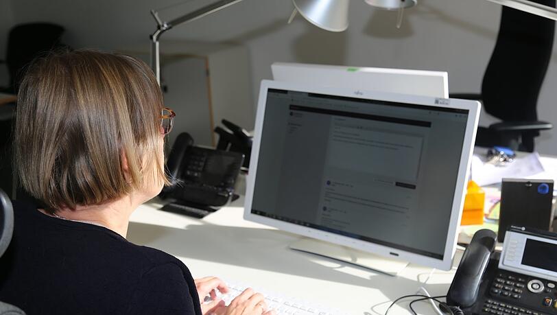 Viele Menschen melden sich bei Sorgen und Nöten bei der Telefonseelsorge.