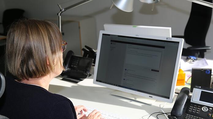 Viele Menschen melden sich bei Sorgen und Nöten bei der Telefonseelsorge.