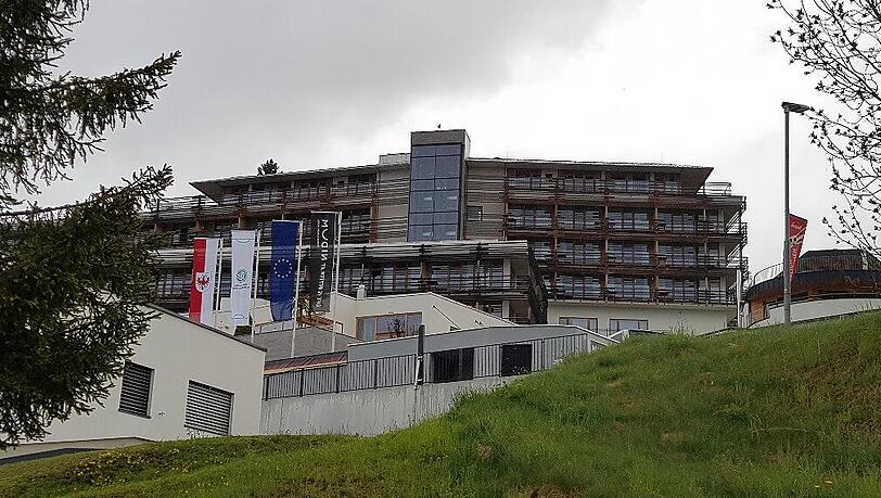 Einen Tag vor der DFB-Ankunft: Regenwolken über dem Luxushotel. Einen Tag vor der DFB-Ankunft: Regenwolken über dem Luxushotel.