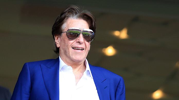 Agent Pini Zahavi steht auf der Tribüne.