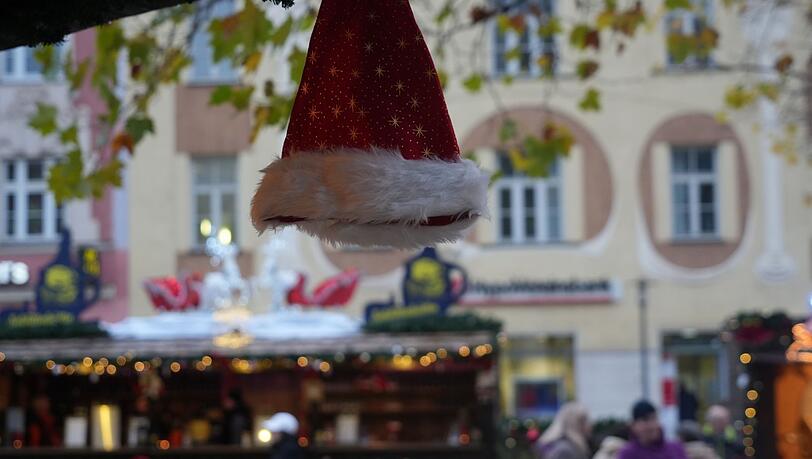 Bezirksausschuss-Chef Markus Lutz zieht's beim Gedanken an den Weihnachtsmarkt am Harras die Zipfelmütze aus.