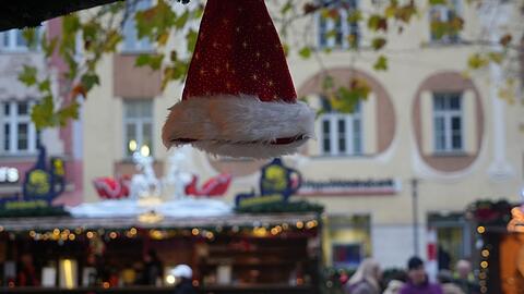 Bezirksausschuss-Chef Markus Lutz zieht's beim Gedanken an den Weihnachtsmarkt am Harras die Zipfelmütze aus.