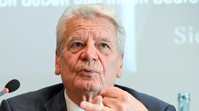 "Gewalt nützt ihm, Krieg nützt ihm", sagt Joachim Gauck, Bundespräsident a.D., über Kremlchef Wladimir Putin.