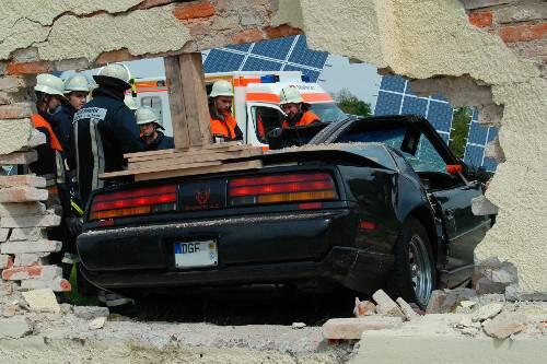 Rechtskurve verpennt und direkt durch die Mauer - der Fahrer ist schwer verletzt.