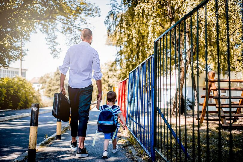 Besprechen Sie mit Ihrem Partner oder Ihrer Partnerin, wer die Eingew&ouml;hnung begleiten soll. War die Mama das erste Jahr in Elternzeit, so ist es meist einfacher, wenn der Papa die Eingew&ouml;hnung &uuml;bernimmt. In der Regel f&auml;llt n&auml;mlich die Trennung von der Hauptbezugsperson schwerer. Doch keine Bange, selbst wenn das aus organisatorischen Gr&uuml;nden mit dem Papa nicht m&ouml;glich ist, wird die Eingew&ouml;hnung mit der Mama auch klappen.