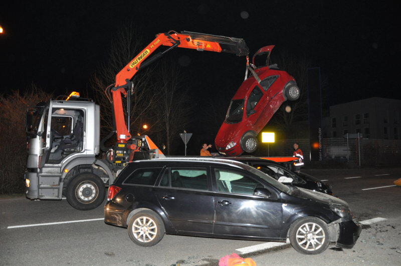 Beim Einfahren in die Kreuzung missachtete ein Fahrer die Vorfahrtsregeln. Sein Auto wurde von zwei weiteren gerammt und durch die Luft geschleudert.