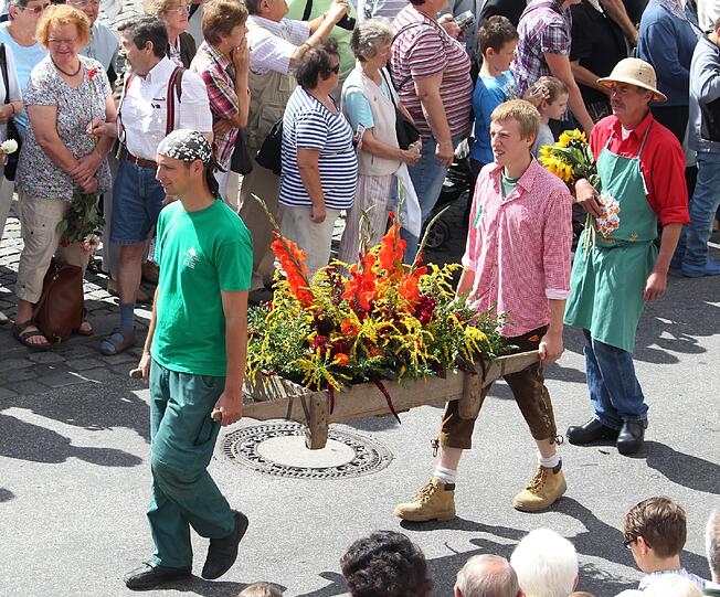 Der Gärtnerjahrtag geht auf ein Gelübde nach der Pestzeit im 17. Jahrhundert zurück. Bis heute wird es bei der heiligen Gertrud von Nivelles, der Schutzpatronin der Gärtner abgelegt. Das Gärtnerfest gehört mit Metzgersprung und Schäfflertanz zu den ältesten Brauchtümern der Stadt München.
