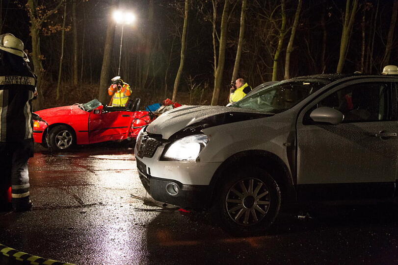 Wendemanöver mit schlimmen Folgen: Ein Auto auf der B20 bei Freilassing bemerkt zu spät, dass der BMW vor ihm wenden will. Es kommt zum Crash; der BMW-Fahrer wird schwer verletzt.