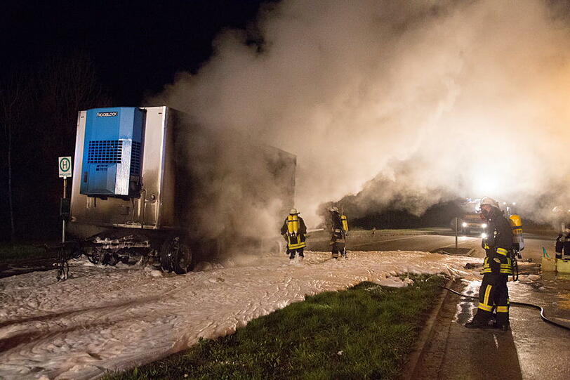 Die Feuerwehr musste einen brennenden Fleischanhänger mit Schaum löschen. Hier die Bilder vom Brand.