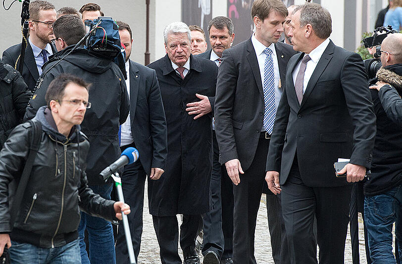 Bundespräsident Joachim Gauck in Bautzen: Auf einem kurzen Fußweg durch die Altstadt wurde er von augenscheinlich rechten Demonstranten mit "Gauck soll raus"- und "Gauck verschwinde"-Rufen empfangen. Foto: Arno Burgi