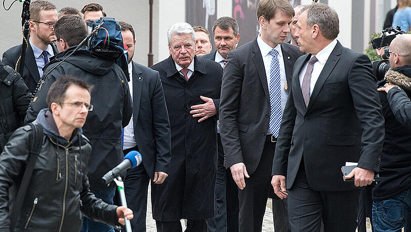 Bundespräsident Joachim Gauck in Bautzen: Auf einem kurzen Fußweg durch die Altstadt wurde er von augenscheinlich rechten Demonstranten mit "Gauck soll raus"- und "Gauck verschwinde"-Rufen empfangen. Foto: Arno Burgi Bundespräsident Joachim Gauck in Bautzen: Auf einem kurzen Fußweg durch die Altstadt wurde er von augenscheinlich rechten Demonstranten mit "Gauck soll raus"- und "Gauck verschwinde"-Rufen empfangen. Foto: Arno Burgi