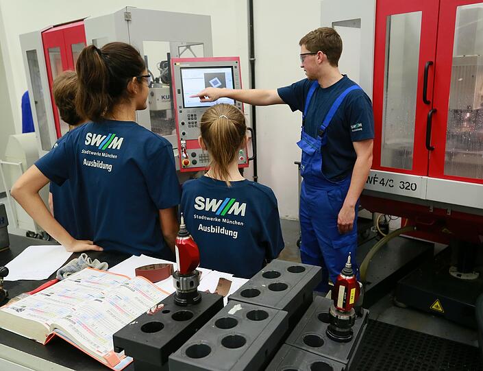 Im Technik-Camp bei den SWM bekommen Schülerinnen einen Einblick in Berufe, die meist Männer ergreifen.
