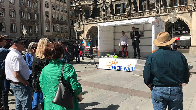 Eine überschaubare Menge: Die Teilnehmer bei der Demonstration am Marienplatz.