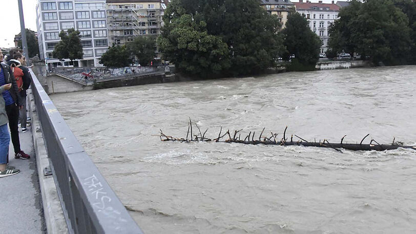 Der Isarpegel sinkt langsam wieder ab, die Hochwasserwarnung besteht aber weiterhin.