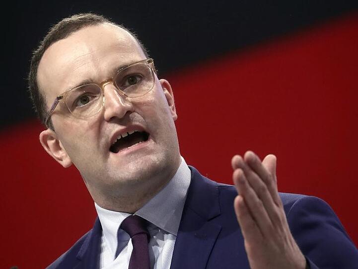 "Wir müssen noch mal ganz neu austarieren, was die Familien selbst leisten können und wo sie Unterstützung brauchen", sagt Spahn.