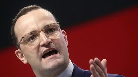 "Wir müssen noch mal ganz neu austarieren, was die Familien selbst leisten können und wo sie Unterstützung brauchen", sagt Spahn.