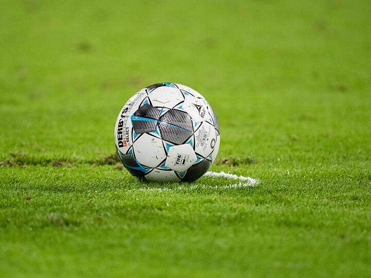 Ein Fußball liegt auf dem Spielfeld. Foto: Matthias Balk/dpa/Symbolbild