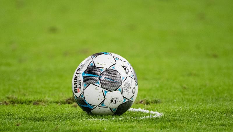 Ein Fußball liegt auf dem Spielfeld. Foto: Matthias Balk/dpa/Symbolbild Ein Fußball liegt auf dem Spielfeld. Foto: Matthias Balk/dpa/Symbolbild