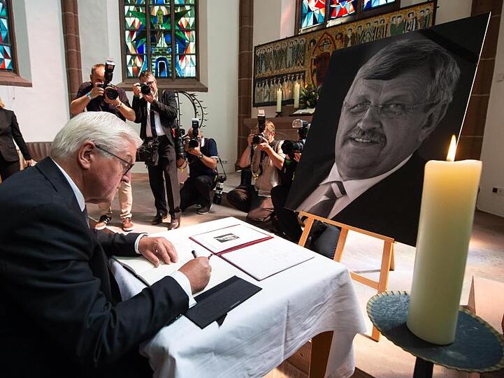 Bundespräsident Frank-Walter Steinmeier trägt sich in Kassel in ein Kondolenzbuch für den ermordeten Walter Lübcke ein.