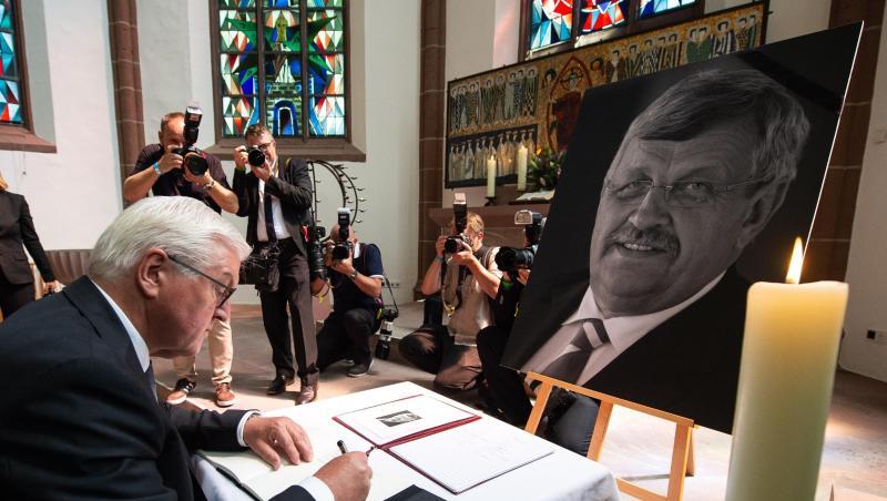 Bundespräsident Frank-Walter Steinmeier trägt sich in Kassel in ein Kondolenzbuch für den ermordeten Walter Lübcke ein. Bundespräsident Frank-Walter Steinmeier trägt sich in Kassel in ein Kondolenzbuch für den ermordeten Walter Lübcke ein.
