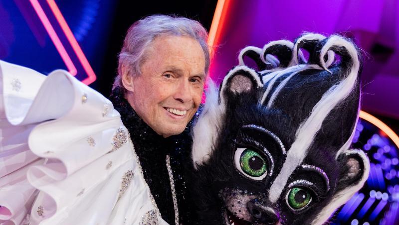 Peter Kraus (82), Sänger, steht als enttarnte Figur „Das Stinktier“ im Anschluss an die Prosieben-Show "The Masked Singer" auf der Bühne. Peter Kraus (82), Sänger, steht als enttarnte Figur „Das Stinktier“ im Anschluss an die Prosieben-Show "The Masked Singer" auf der Bühne.