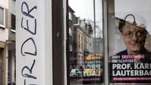Das Wort "Mörder" wurde an die Fassade des Kölner Wahlkreisbüro des neuen Bundesgesundheitsministers geschmiert.