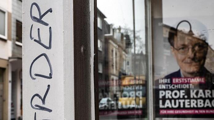 Das Wort "Mörder" wurde an die Fassade des Kölner Wahlkreisbüro des neuen Bundesgesundheitsministers geschmiert.