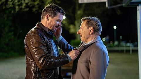 "Tatort: Die Nacht der Kommissare": Sebastian Bootz (Felix Klare) kümmert sich um den völlig zugedröhnten Thorsten Lannert (Richy Müller).