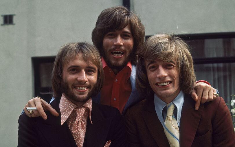 Mit seinen Brüdern Maurice (links) und Robin (rechts) schrieb Barry Gibb Pop-Geschichte. Die Tonträger der Bee Gees verkauften sich über 220 Millionen Mal. Mit seinen Brüdern Maurice (links) und Robin (rechts) schrieb Barry Gibb Pop-Geschichte. Die Tonträger der Bee Gees verkauften sich über 220 Millionen Mal.