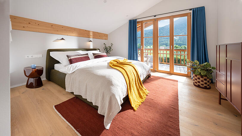 Ein Blick ins Schlafzimmer und raus in die Berge. Ein Blick ins Schlafzimmer und raus in die Berge.